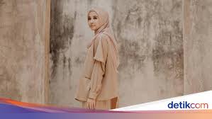 Atau kamu bisa memadukan kemeja cokelatmu dengan tas berwarna hitam. 8 Tips Pakai Baju Warna Mocca Yang Cocok Dengan Hijab