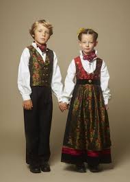 Bunad Barn Jente Og Gutt Som Holder Hverandre I Handen Klaer Jenter Forkle