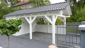Weisses Holz Carport Mit Satteldach Holz Terrassendielen Holzzaun Holzplatte Holzbalken Carport Holz Ka In 2020 Carport Designs Pergola Pergola Attached To House