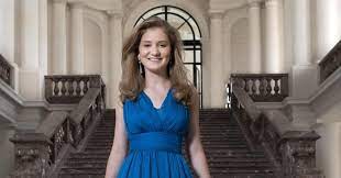 Prinses elisabeth (18) heeft haar blauwe muts gekregen. For Her 18 Years Princess Elisabeth Breaks Her Image As A Wise Girl With A Feminine Look Photos