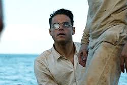 Сюжет посвящён истории взломщика сейфов по прозвищу мотылёк (чарли ханнэм), попадающего на французскую каторгу на острове дьявола, название которого говорит само за себя. Rami Malek As Louis Dega In The Papillon 2017 Tr Tumbex