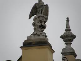 Maszkaron lub maskaron (z wł. Maszkaron W Sukiennicach Mapio Net