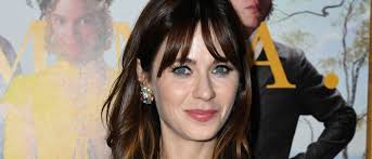 Lange braune locken mit stumpfen pony. So Suss Gratuliert Zooey Deschanel Ihrem Freund Jonathan Promiflash De