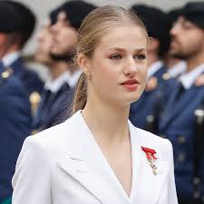 El rey Felipe VI señala un error de protocolo de la princesa Leonor