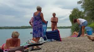 Die Kamera am Strand | OLDIEPORNOS.com