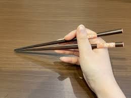 Once you are able to hold both chopsticks, next you can try moving them. Is There Any Point To Holding Your Chopsticks The Correct Way Let S Find Out Experiment Soranews24 Japan News