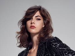 Per i capelli mossi di una donna è molto importante che il capello sia ben curato, lucente e in salute, grazie a trattamenti. Tagli Per Capelli Mossi Tendenze 2021 The Wom Beauty