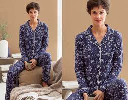 Les motifs tendance colorés et les fins détails, tels qu'un bord en crochet délicat et la petite fronce à l'encolure, font rapidement de cette chemise de nuit l'un de vos vêtements favoris. Pecnica UreÄ'enje Trenutak Pyjama Interieur Femme Tedxdharavi Com