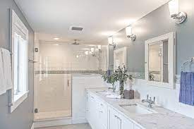 Craftsman style bathroom designs that uses period pieces such as wall sconces, bronzed vanity hardware and tile molding can make a big impression. 75 Beautiful Craftsman Bathroom Pictures Ideas July 2021 Houzz