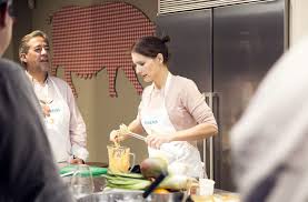 Aprenderán a elaborar el roscón perfecto, harán una cata a ciegas, compraran en los puestos del mercado y sobretodo ciencia,mucha ciencia. Eres Un Negado En La Cocina Esto Te Interesa