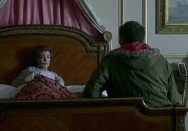 L'actrice qui incarnait la reine elizabeth ii depuis deux saisons laisse sa place à olivia colman. The Crown Saison 4 Un Homme S Est Bel Et Bien Introduit Dans La Chambre De La Reine Elisabeth Ii Elle
