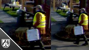 Uberfall Auf Geldtransporter In Koln Kamera Auf Ikea Parkplatz Filmt Mutmasslichen Rauber