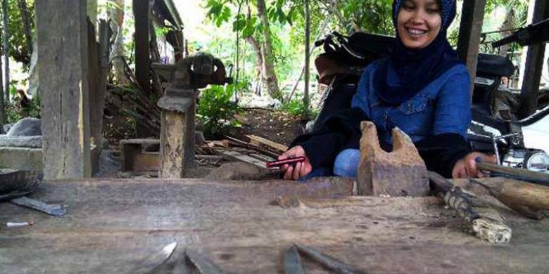Proses pembuatan dan pengerjaan rencong tradisional, buatan AI
