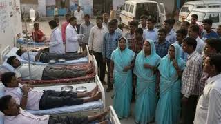 बगहा में फाइलेरिया की दवा खाने से आधा दर्जन लोग बीमार, परिजनों ने आशा कार्यकर्ताओं को बनाया बंधक - bagaha filariasis medicine sickness asha workers held hostage