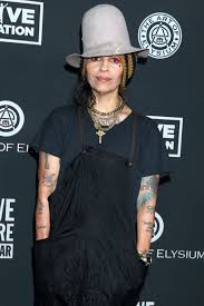 linda perry makes first public appearance following split from sara gilbert sara gilbert perry black overalls