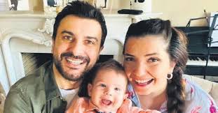 Bir hayli kilo aldığı görülen gökhan tepe, konser vereceği otelde denize girmek yerine yakın arkadaşı ayla çelik'i kaldığı sitede ziyaret etti. Gokhan Tepe Oglu Denizhan In Yuzunu Ilk Kez Gosterdi Takvim