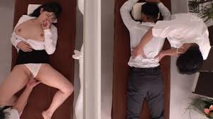 Đưa vợ đi massage để rồi vợ bị nhân viên massge đụ tơi bời