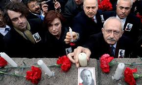 Ünlü gazeteci uğur mumcu ile siyasetçi eşi güldal mumcu'nun ilk çocukları olan şinası özgür mumcu, 1977 yılında i̇stanbul'da dünyaya gözlerini açtı. Sozumuz Var Korkmuyoruz
