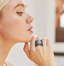 We design and make rings that will make you feel happy! Our focus is