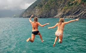 11 Reasons Why You Ll Love Traveling With Your Best Friend Hostelworld