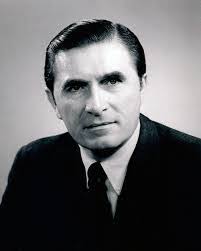 Lisa Kowalewski's Instagram, Twitter & Facebook