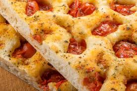 Per questo tipo di preparazione, visti i brevi tempi di maturazione andremo ad utilizza una farina molto debole (w200/240), idratata con il 50% di acqua sul perso della farina, con il 5% di latte che la renderà morbida e soffice, tutto ciò con. Focaccia Con I Pomodorini E Origano Senza Lievitazione