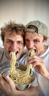 Eat or Pass ?! 😍 This is THE BEST one pot recipe EVER! 🔥 And probably the  easiest as well! Here are the ingredients : Sun-dried tomatoes Butter  Garlic Linguine Dried basil