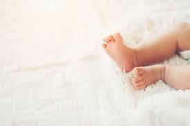 Jika kulit bayi yang ibu tekan tampak menguning setelahnya, mungkin bayi ibu mempunyai jaundice ringan. Serba Serbi Penyakit Kuning Pada Bayi Baru Lahir Kenali Tanda Hingga Risikonya Yuk