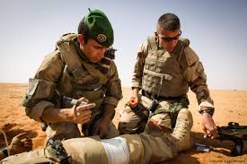 Les combats se poursuivent alentours et dans les b?timents annexes de l'a?roport qui a ?t. La Famille Legion Autour De Ses Blesses