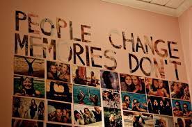 Um poster oder ungerahmte bilder beim aufhängen nicht zu beschädigen, solltest du am besten keine nägel direkt ins bild schlagen. Wie Befestige Ich Dauerhaft Fotos An Meiner Wand Ohne Sie Dabei Zu Zerstoren Madchen Kreativ Dekoration