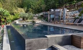 une piscine a debordement extraordinaire a profiter sous un grand soleil par adh piscines jardin luxury pools backyard luxury pools luxury swimming pools