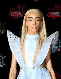 Le chanteur et parolier bilal hassani, né le 9 septembre 1999 est entré sur la scène musicale en participant à l'émission télévisée the voice kids en 2015. Bilal Hassani La Revelation D Une Popstar Elle
