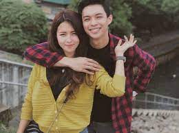 Assalamualaikum sahabat kembali lagi mengenai rey mbayang dan dinda, yang dari taaruf menuju pelaminan , yang semakin. Terungkap 7 Fakta Rey Mbayang Suami Dinda Hauw Yang Berparas Baby Face