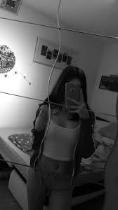 Black And White Mirror Selfie With Flash Pin De Vanshita En Dresses Fotos Frente Al Espejo Como Sacar Fotos Tumblr Poses Para Fotos Sexis
