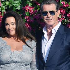 Check spelling or type a new query. Pierce Brosnan Keely Shaye Smith Wahnsinns Auftritt Auf Dem Roten Teppich Seine Frau Zeigt Bein Und Dekollete Bunte De