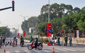 Trong thời gian cách ly tập trung, 385 công dân đã thực hiện tốt hướng dẫn của ngành y tế chấp hành chiến sĩ dân quân hỗ trợ mang hành lý cho công dân hoàn thành thời gian cách ly. Binh DÆ°Æ¡ng Phat Hiá»‡n Hai Ca DÆ°Æ¡ng Tinh Trong Khu Cach Ly Bao Nhan Dan