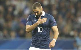 L'attaquant aime les voitures de luxe et ne se. Der Rassismus Vorwurf Von Karim Benzema Spaltet Frankreich