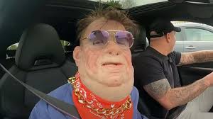 Dit is de persoon achter het masker van Boer Harm: "Ze hebben dezelfde  tattoo"