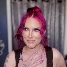 Chelsea Thom's Instagram, Twitter & Facebook