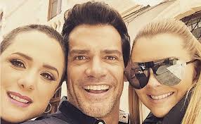 A minisérie teve cinco capítulos de uma hora, filmados em formato de cinema, e foi protagonizada por leonor varela como jennifer lópez, cristian de la fuente como ben affleck e raúl méndez interptrando marc anthony, ambos com o pseudonimos de 'sofía márquez', 'andrés' e 'diego'. Cristian De La Fuente El Universal