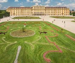 In einer einzigartigen verbindung von kultur und natur entdeckt man den vielleicht schönsten zoo der welt. Online Videos Schloss Schonbrunn Und Die Welt Der Habsburger Virtuell Entdecken Internetworld At