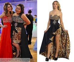 And this year's prom queen is don't be ally, don't be ally, don't be ally. Fashion Style From Austin Ally