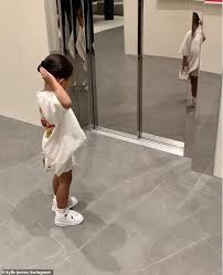 Kris jenner gives the ultimate christmas gift to granddaughter stormi webster. Kylie Jenner S Daughter Stormi Adorably Compliments Herself In The Mirror So Pretty Aktuelle Boulevard Nachrichten Und Fotogalerien Zu Stars Sternchen