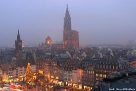Vin Chaud Bretzel Pains D Epices Confiseries Illuminations Rien Ne Vehicule Mieux La Magie Des Marche De Noel De Strasbourg Noel En Alsace Marche De Noel