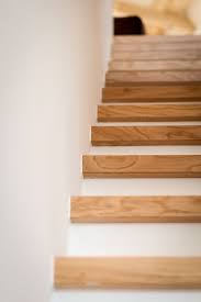 Treppe Mit Holz Stufen Weiss Verputzt Eiche Modern Grone Architektur Treppe Holz Stahlwangentreppe Treppe Weiss