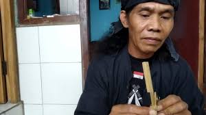 Berikut rincian tentang salahsatu kesenian sunda , yaitu karinding :d simak dengan saksama :') cara memainkan karinding merupakan salah satu alat musik tiup tradisional sunda. Ini Sejarah Karinding Alat Musik Yang Dulu Jadi Teman Petani Saat Beraktivitas Di Sawah Tribun Jabar