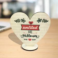 Dedícale unas bonitas y originales palabras y agradécele todo lo que ha hecho por ti. Corazon Estampado Con Frases Dia Del Amigo