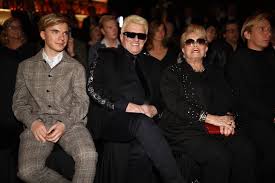 Rtl Christmas Party Mit Tom Gaebel Und Seinem Orchester Wolfram Kons Bedankt Sich Bei Den Spendern Neues Kleid Orchester Toms