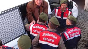 Antalya'da suç örgütü lideri alaattin çakıcı'nın adamlarına yönelik yapılan operasyon kapsamında gözaltına alınan 31 kişiden birisi kadın 25 şüpheli adliyeye sevk edildi. Cezaevi Mudurune Silahli Saldiri Alaattin Cakici Nin Adamlari Kursunladi Iddiasi Sol Haber