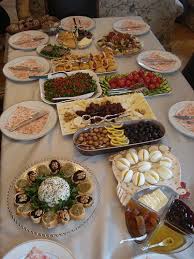 Yine Bir Kahvalti Sofrasi Bu Kez Kardeslerim Ve Yegenlerim Icin Hazirladim Zeytin Ezmeli Ekmekler Lor Salatasi Ve Peyni Yemek Tarifleri Yemek Yemek Sunumu